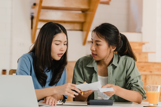 Business Asian Lesbian lgbtq femmes couple compte à la maison