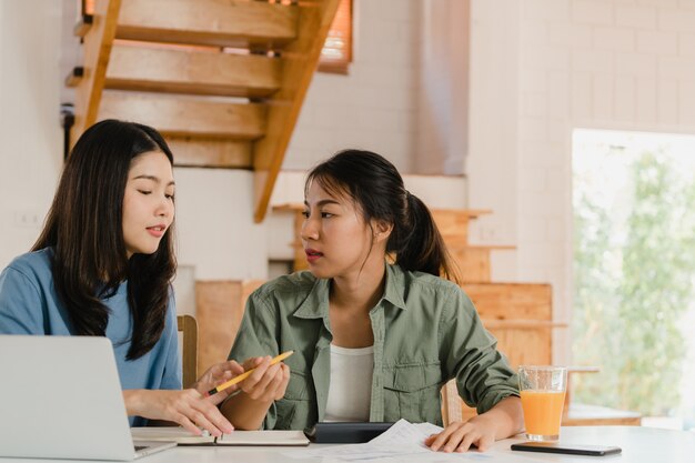 Business Asian Lesbian lgbtq femmes couple compte à la maison