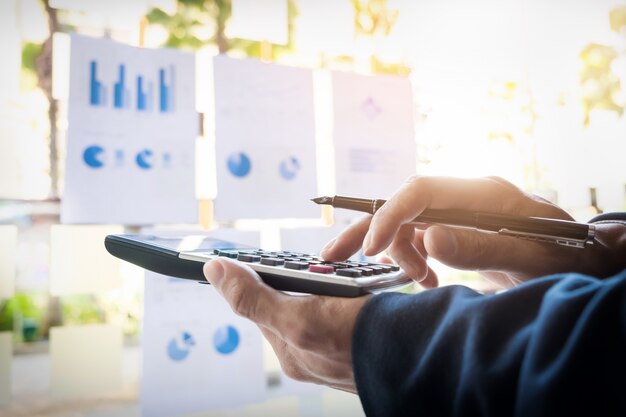 Business finance homme calculant les numéros de budget, les factures et le conseiller financier travaillant.