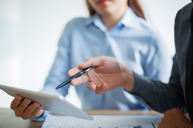 Business team discuter des informations sur le touchpad