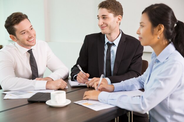 Business Team à la réunion dans le bureau