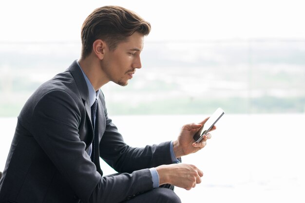 Businessman Using Smartphone Moyen-âge Sérieux