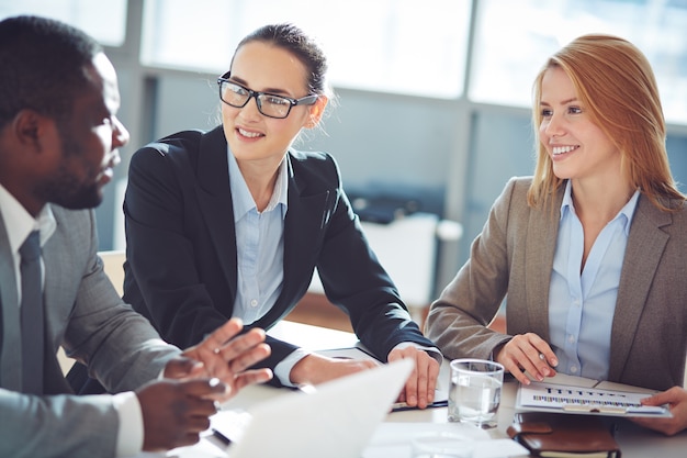 Photo gratuite businesspeople discuter lors d'une réunion