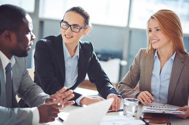 Businesspeople discuter lors d&#39;une réunion