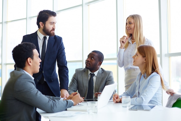 Businesspeople écoutant leur collègue parler