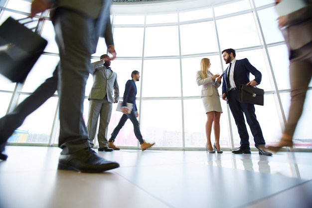 Businesspeople à pied par le bureau