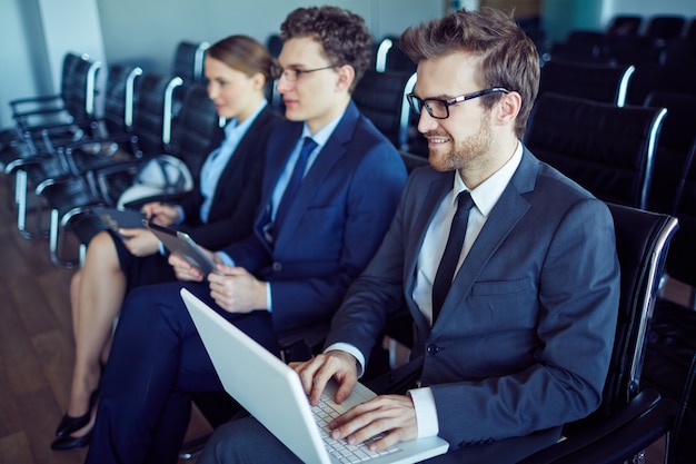 Businesspeople préparé pour la conférence