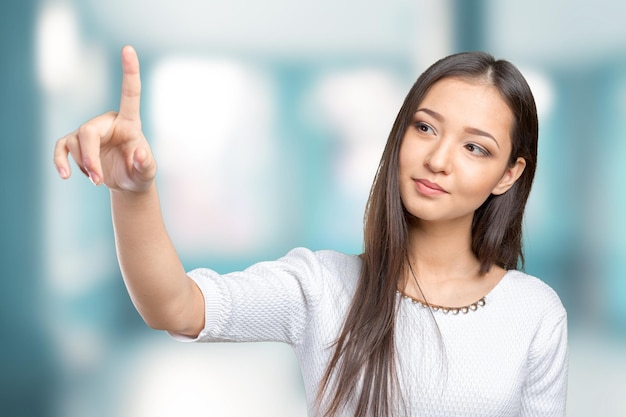 Businesswoman appuyant sur le bouton sur l'écran visuel