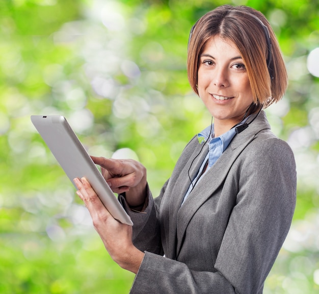 Photo gratuite businesswoman appuyant sur l'écran de la tablette