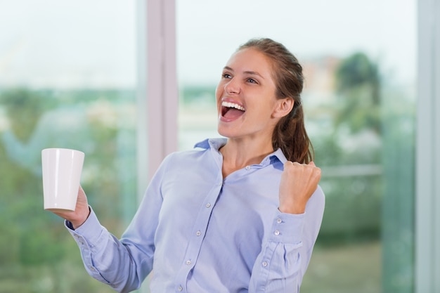 Businesswoman Célébrer dans Office 2