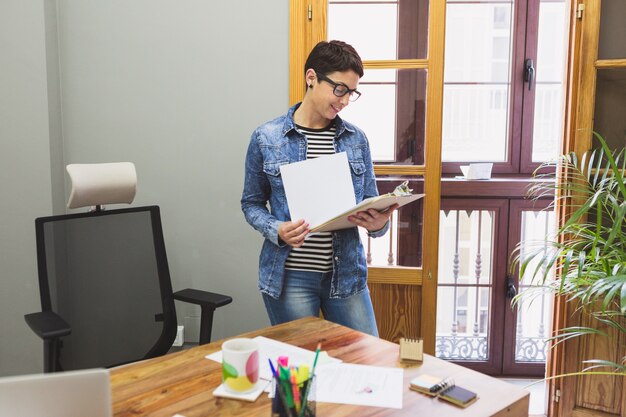 Businesswoman examen des documents