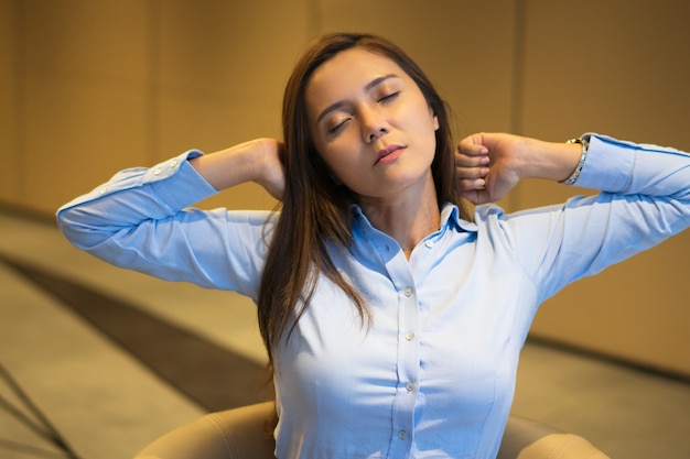 Photo gratuite businesswoman fermer les yeux et de s'étirer