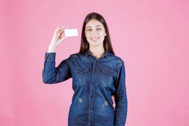 Businesswoman holding et présentant sa nouvelle carte de visite