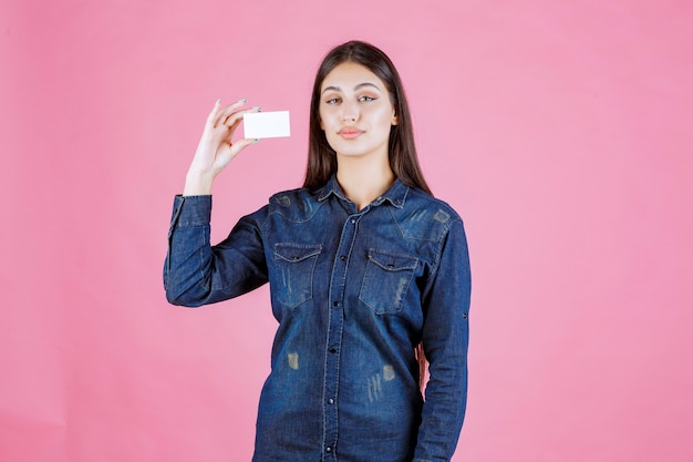 Businesswoman holding et présentant sa nouvelle carte de visite