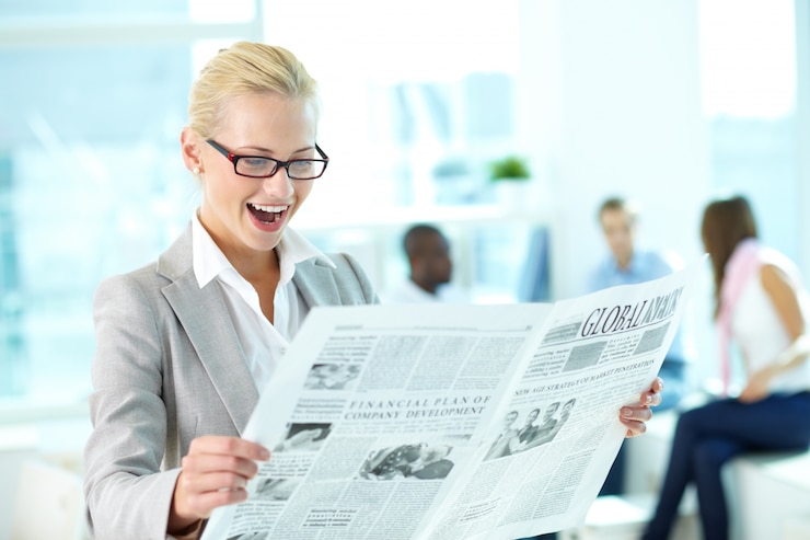 Photo gratuit businesswoman journal de lecture