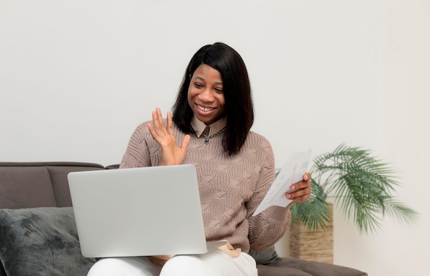 Businesswoman parler lors d'une réunion en ligne