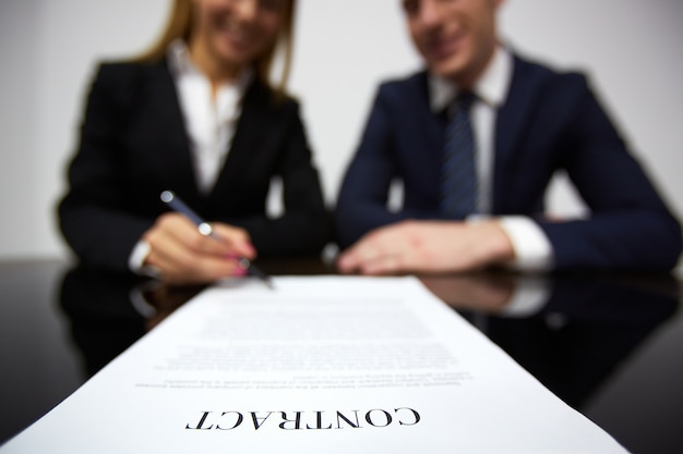 Photo gratuite businesswoman la signature d'un nouveau contrat