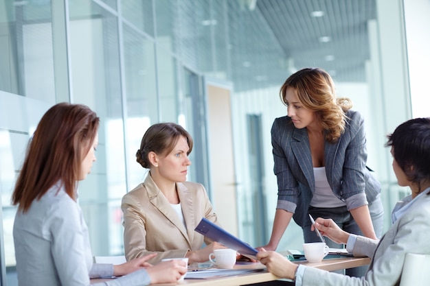 Businesswomen dans une réunion