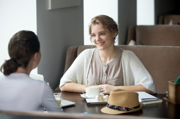 Businesswomen parler dans un café