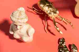 Photo gratuite buste de vénus à côté du scarabée doré