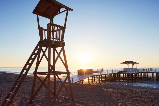 Cabane en bois de plage pour la garde côtière. Ciel passionnant