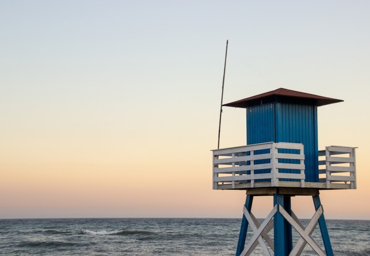 Photo gratuit cabane de surveillance sur la plage
