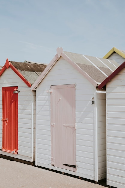 Cabanes de plage pastel au bord de la plage