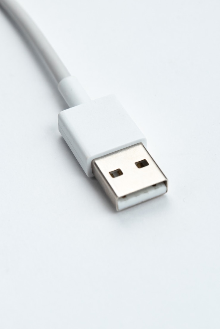 Photo gratuit câble usb sur fond isolé blanc