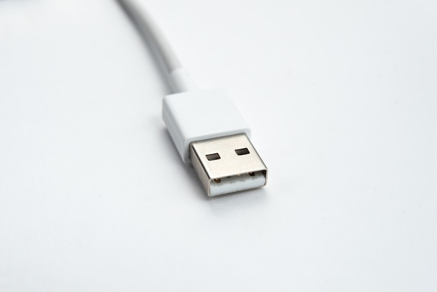 Câble USB sur fond isolé blanc