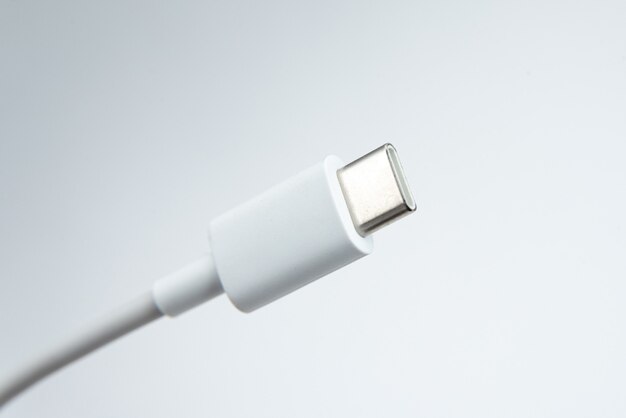 Câble USB de type C sur fond isolé blanc