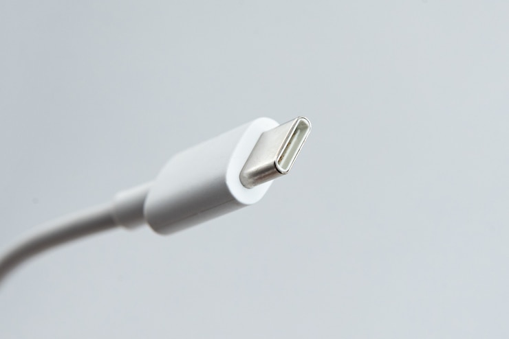 Photo gratuit câble usb de type c sur fond isolé blanc