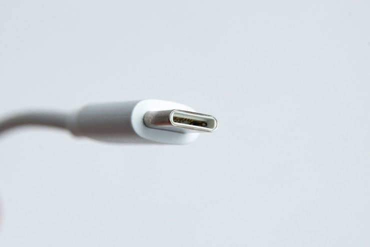 Photo gratuit câble usb de type c sur fond isolé blanc