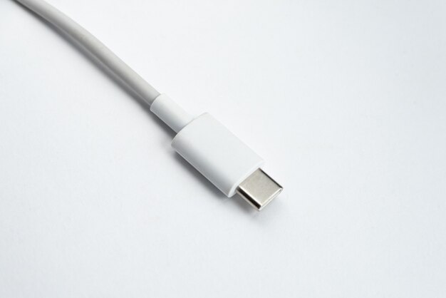 Câble USB de type C sur fond isolé blanc