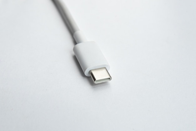 Câble USB de type C sur fond isolé blanc