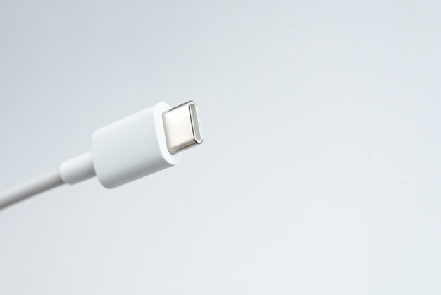 Câble USB de type C sur fond isolé blanc