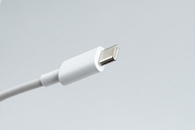 Câble USB de type C sur fond isolé blanc