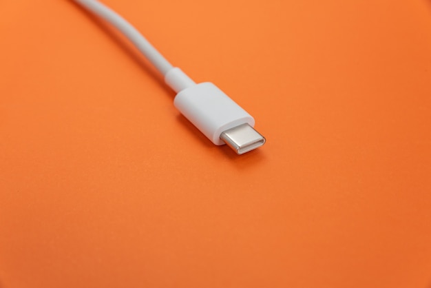 Câble USB de type C sur fond orange