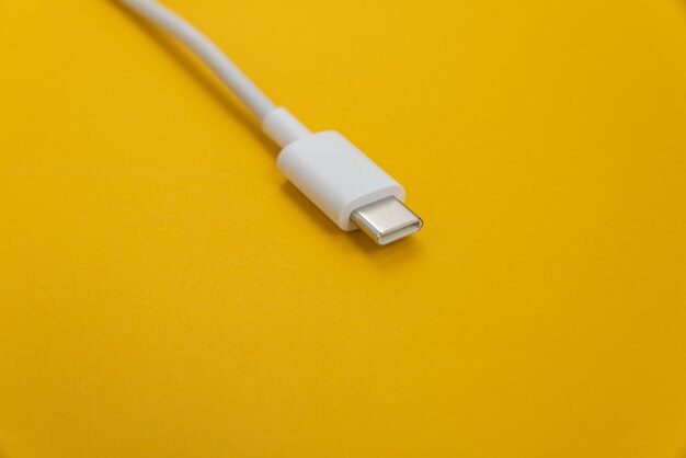 Câble USB de type C sur fond orange