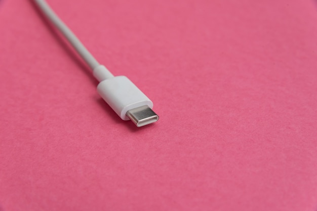 Câble USB de type C sur fond rose