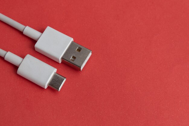 Photo gratuite câble usb de type c sur fond rouge