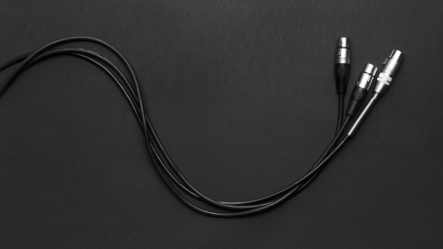 Photo gratuite câbles de microphones sur fond noir