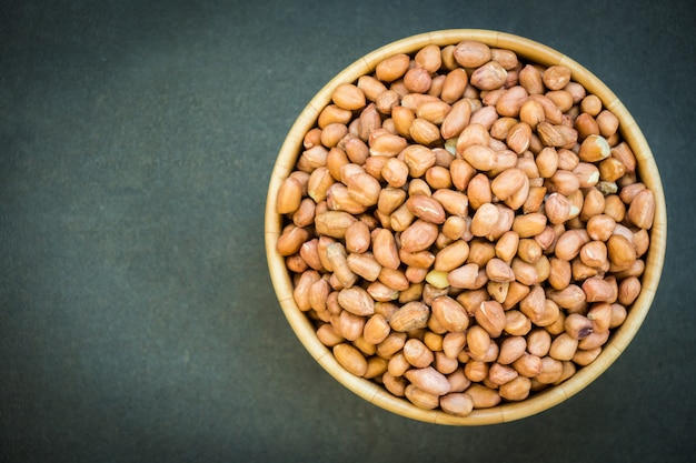 Cacahuètes dans un bol en bois