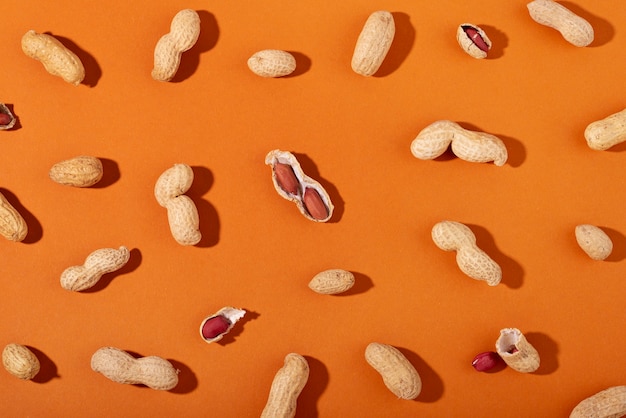 Cacahuètes vue de dessus sur fond orange