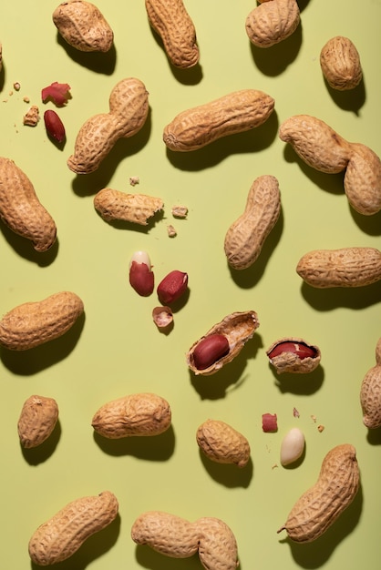 Photo gratuite cacahuètes vue de dessus sur fond vert