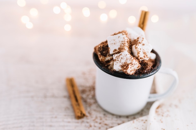 Cacao chaud avec des guimauves dans une tasse blanche