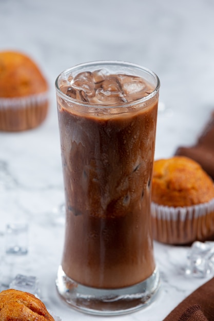 Cacao glacé avec boisson chocolatée froide au lait sucré.