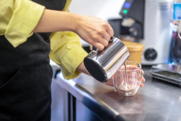 Cacao. Gros plan photo des mains d'une femme versant du cacao dans le verre