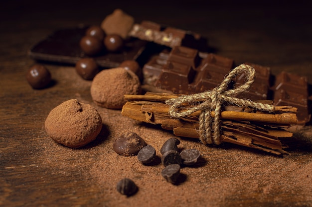 Photo gratuite cacao en poudre avec des types de chocolat