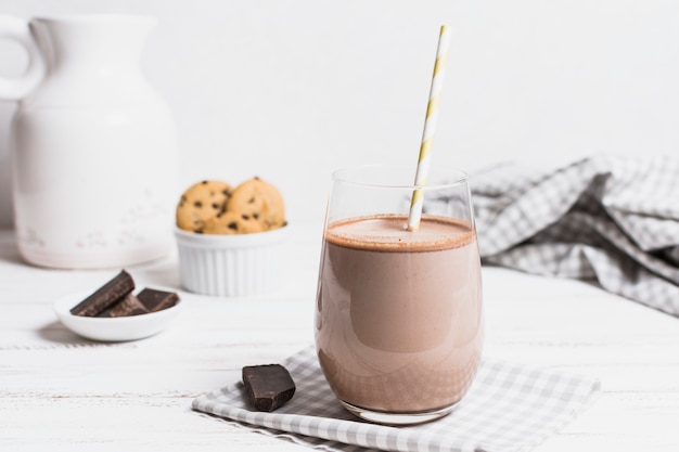 Cacao en verre sur table