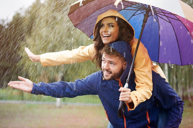 Cachons-nous sous un parapluie sous la pluie